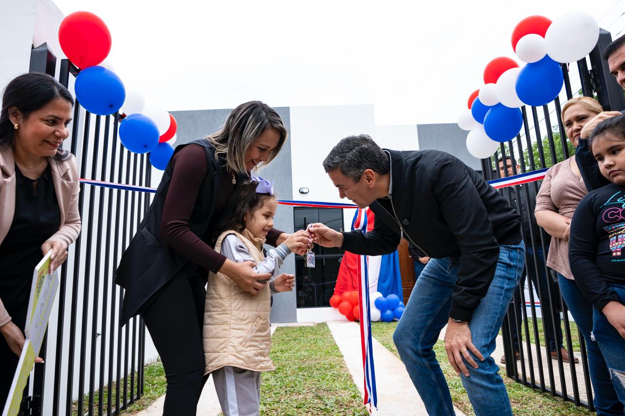 Presidente Peña entrega viviendas a familias de Luque y destaca el avance del programa Che Róga Porã