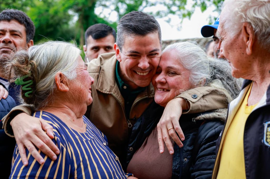 Acto de entrega de 235 viviendas a familias del Departamento Central