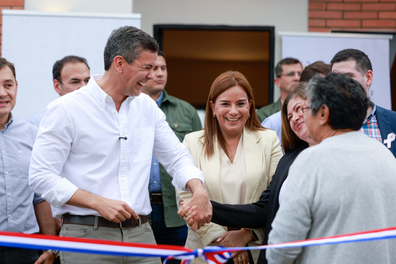 Acto de inauguración y entrega de viviendas en el Departamento Central, en el marco del Programa Che Róga Porã Acto de inauguración y entrega de viviendas en el Departamento Central, en el marco del Programa Che Róga Porã
