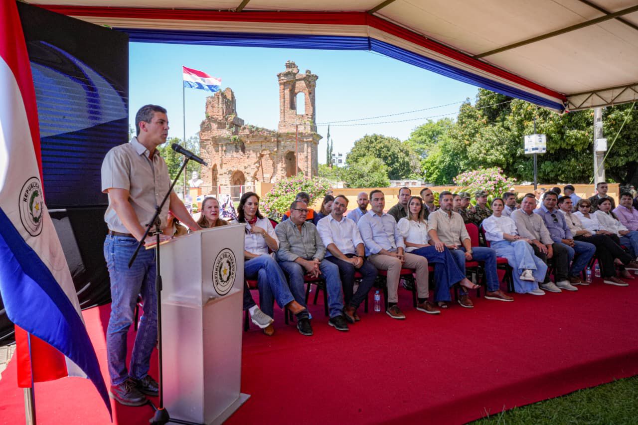 Gobierno del Paraguay pone fin a 13 años de espera y entrega viviendas a 32 familias de Humaitá Gobierno del Paraguay pone fin a 13 años de espera y entrega viviendas a 32 familias de Humaitá