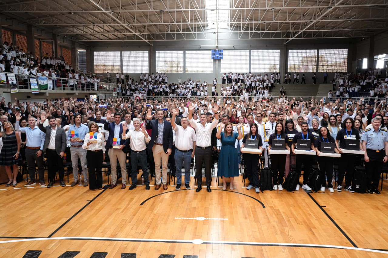 Más de 21.000 jóvenes culminan la primera edición de “Jóvenes Conectados” en 728 colegios del país Más de 21.000 jóvenes culminan la primera edición de “Jóvenes Conectados” en 728 colegios del país