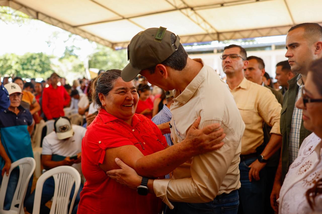 Presidente Peña encabeza histórica entrega de títulos a campesinos en comunidad de Arroyito Presidente Peña encabeza histórica entrega de títulos a campesinos en comunidad de Arroyito