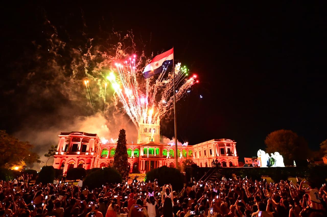 Miles de familias celebraron el encendido del Árbol de Navidad frente al Palacio de López