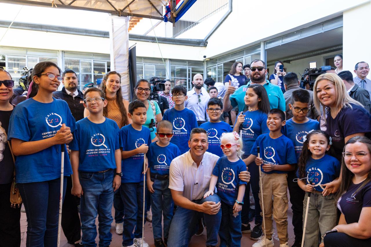 Presidente Peña impulsa educación más inclusiva con la entrega de dispositivos inteligentes Dot Pad