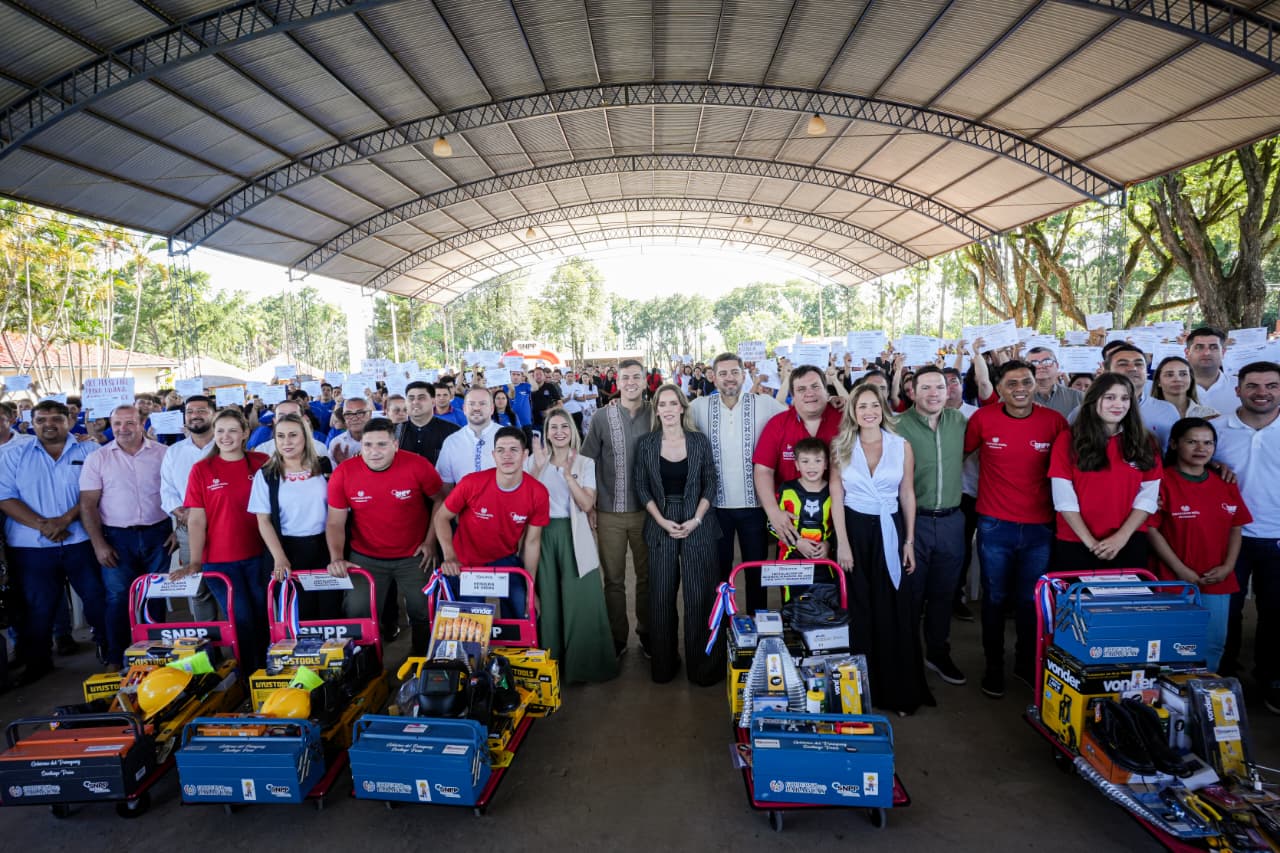 Trabajo, capacitación y dignidad: clausura de cursos del SNPP y entrega de herramientas del programa Equipate en Guairá