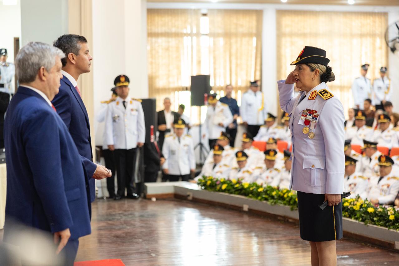 Presidente Santiago Peña encabezó la ceremonia de reconocimiento y ascenso de altos mandos de la Policía Nacional