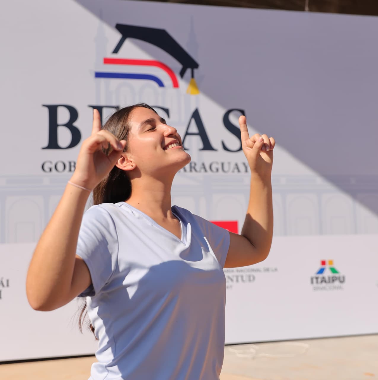 Más de 7.500 jóvenes acceden a becas: Gobierno amplía cupos y reconoce el esfuerzo de la juventud paraguaya