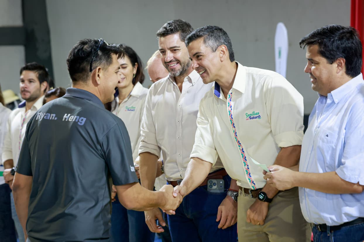 Itapúa recibe títulos de propiedad y aportes sociales en jornada encabezada por el Presidente Peña