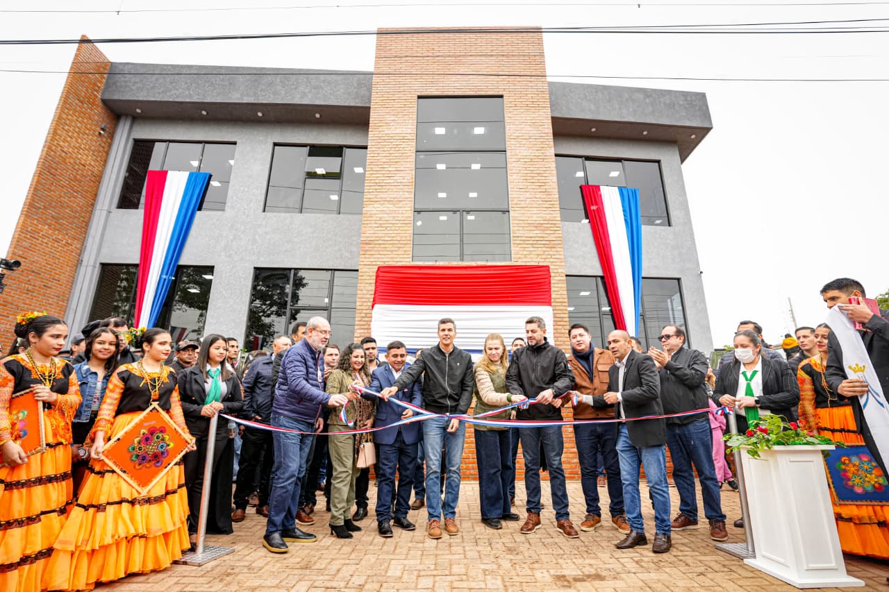 Presidente Peña inaugura nueva sede municipal y reafirma compromiso con el desarrollo de Tavaí Presidente Peña inaugura nueva sede municipal y reafirma compromiso con el desarrollo de Tavaí