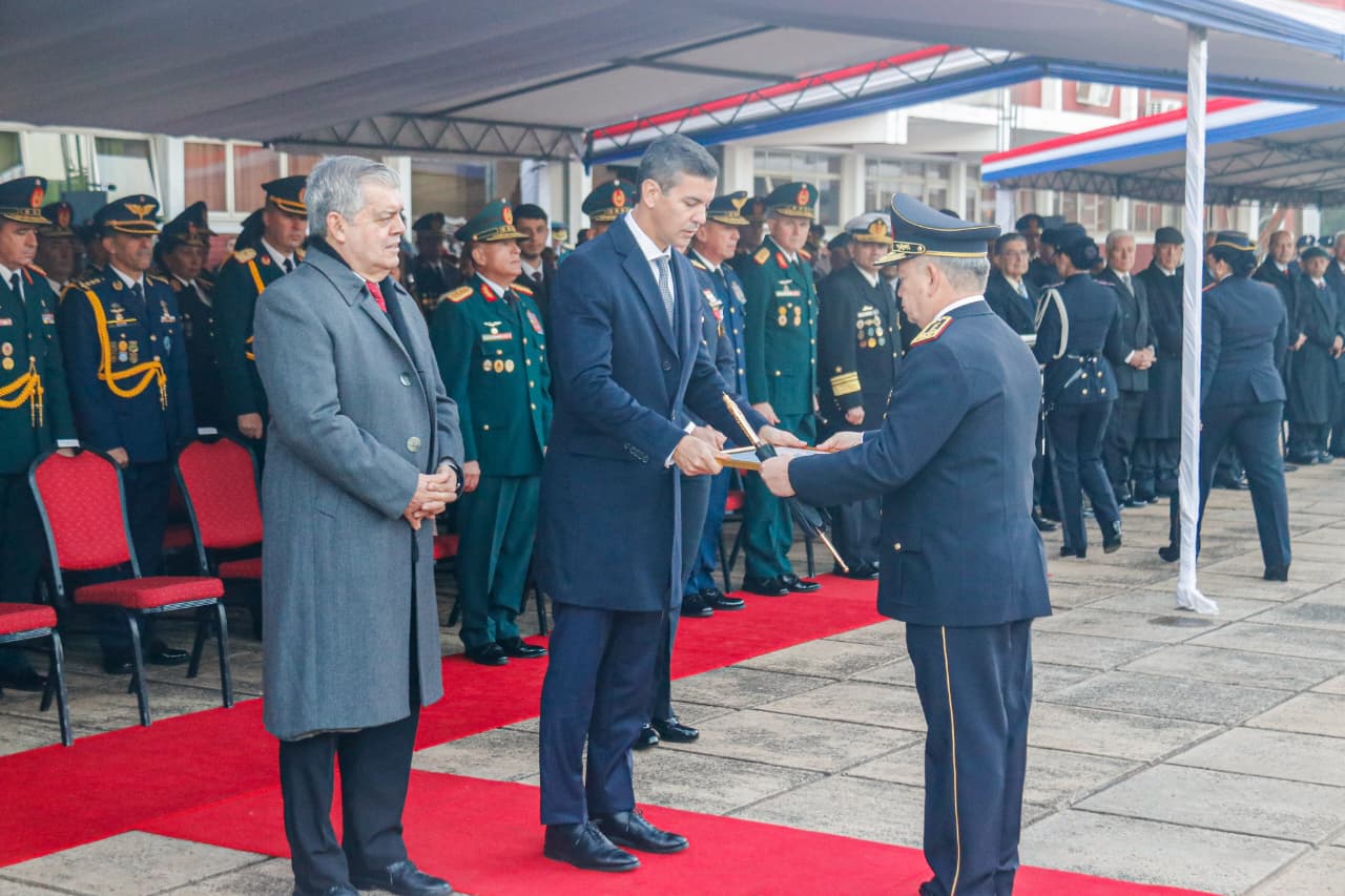 Comisario General Comandante César Silguero recibe bastón de mando y condecoración en ceremonia encabezada por el Presidente Peña Comisario General Comandante César Silguero recibe bastón de mando y condecoración en ceremonia encabezada por el Presidente Peña