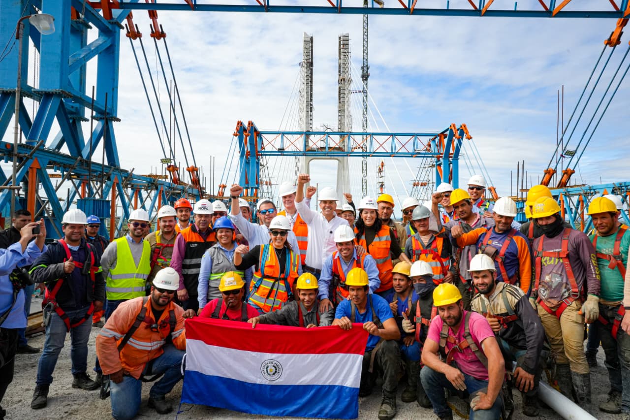 Presidente Peña verifica avances del Puente de la Bioceánica, una obra estratégica para el desarrollo y la integración regional Presidente Peña verifica avances del Puente de la Bioceánica, una obra estratégica para el desarrollo y la integración regional
