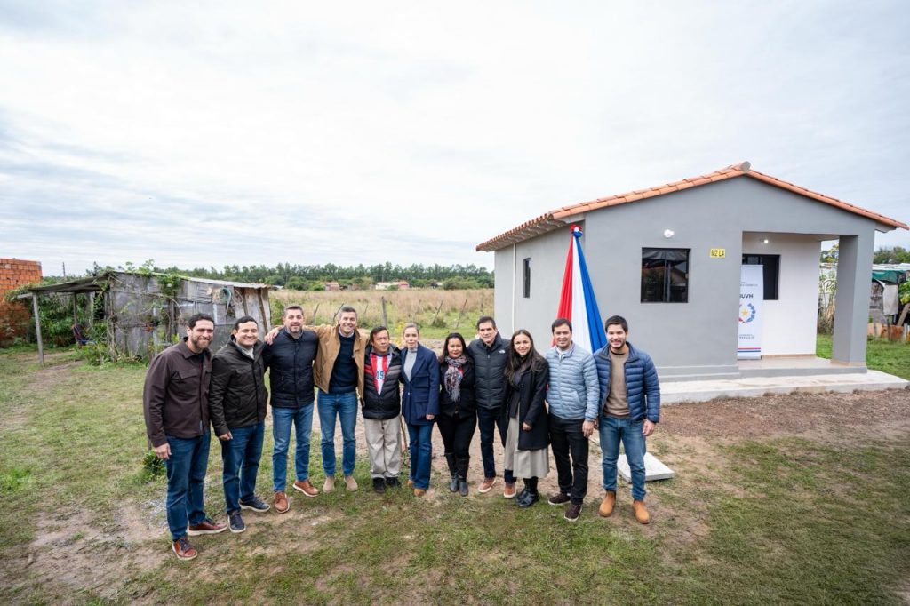 Gobierno entregó 139 nuevas viviendas a familias de Itá, Villeta y San Lorenzo