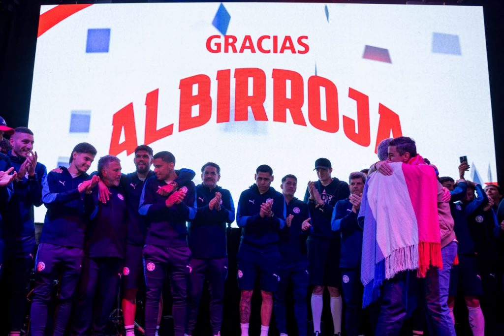 Un país de pie para agradecer a la Albirroja