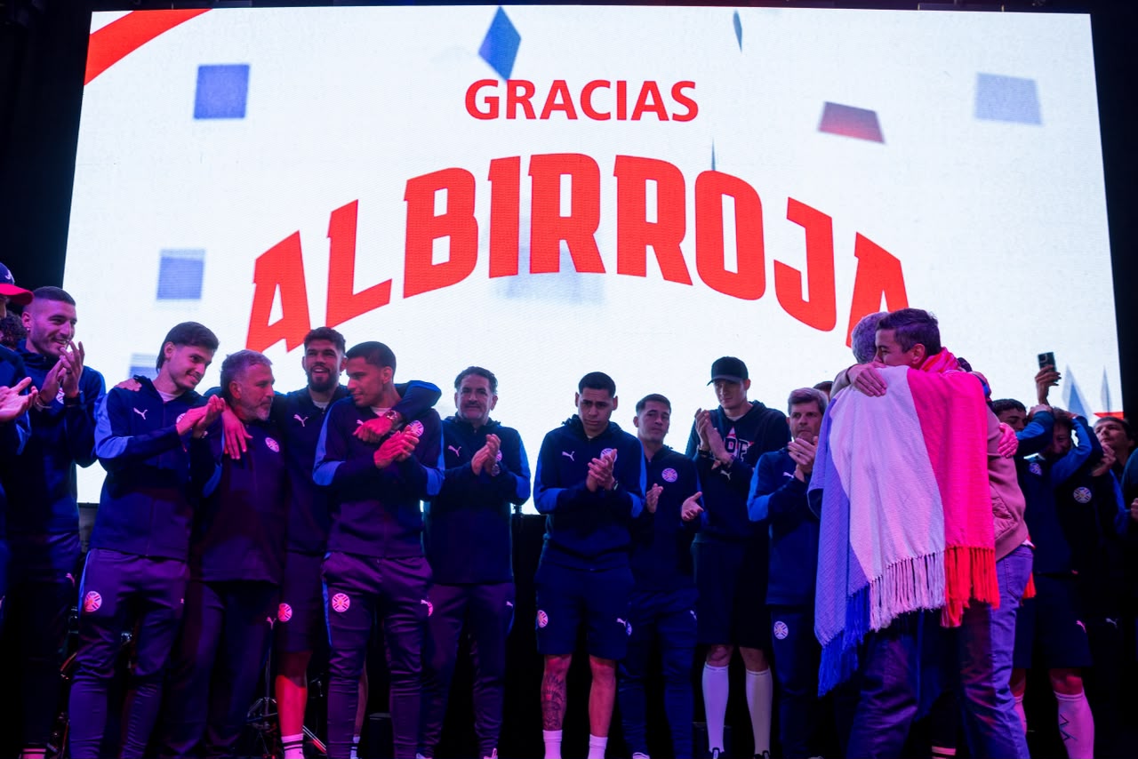 Un país de pie para agradecer a la Albirroja Un país de pie para agradecer a la Albirroja